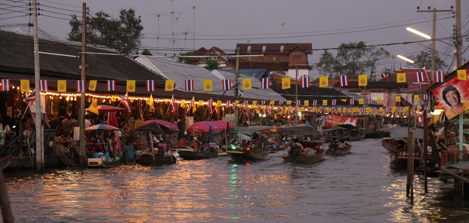 ของกินตลาดน้ำอัมพวา เดินชิมริมคลองตอนเย็น