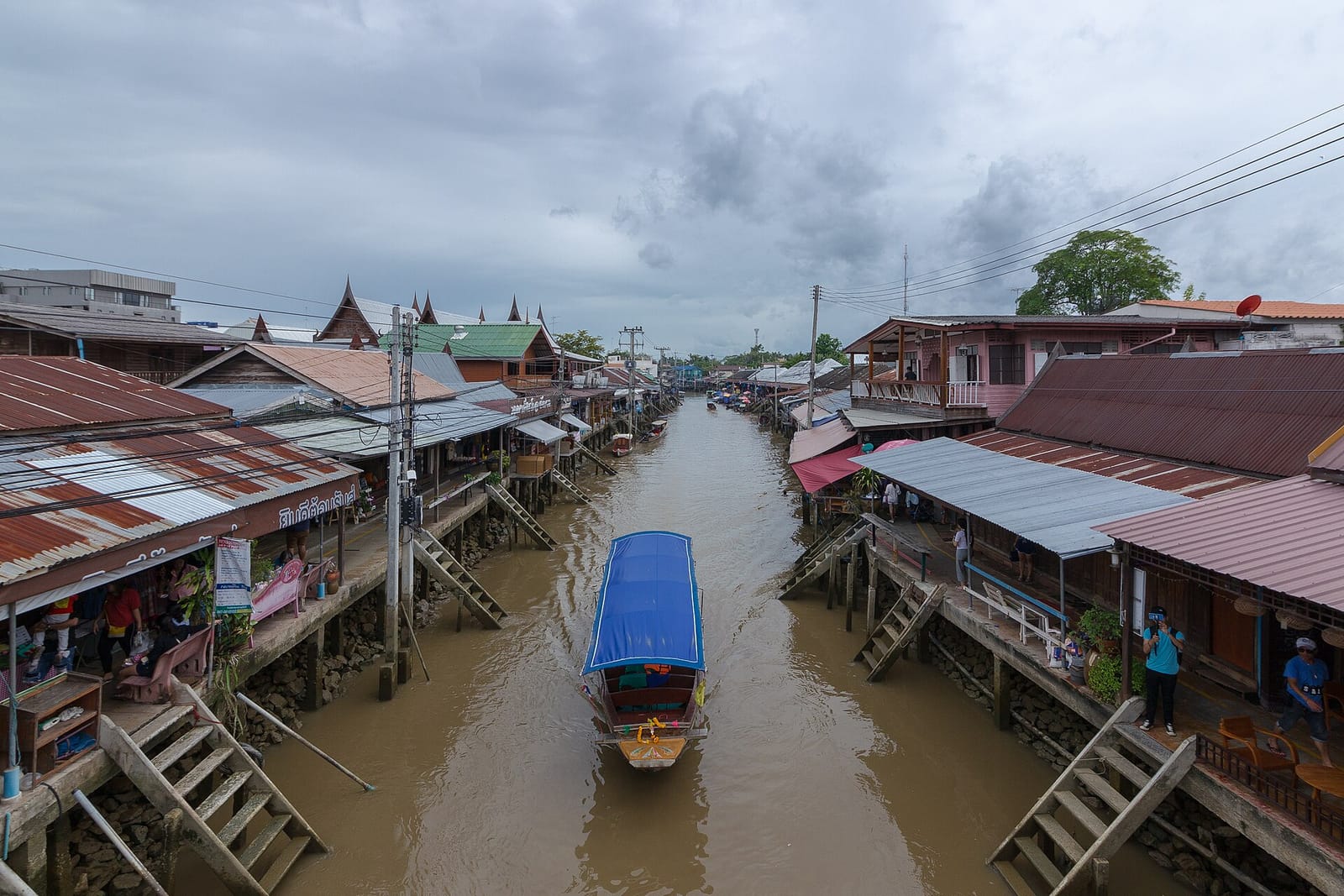 ตลาดน้ำอัมพวา เที่ยวเย็นริมคลอง ดูหิ่งห้อย