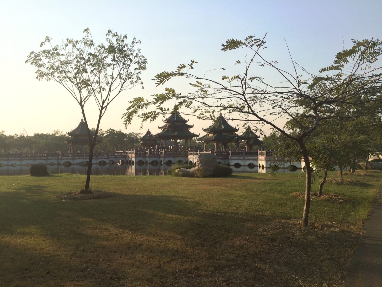 เที่ยวเมืองโบราณเต็มวัน ปั่นจักรยานชมวัด-วังจำลอง
