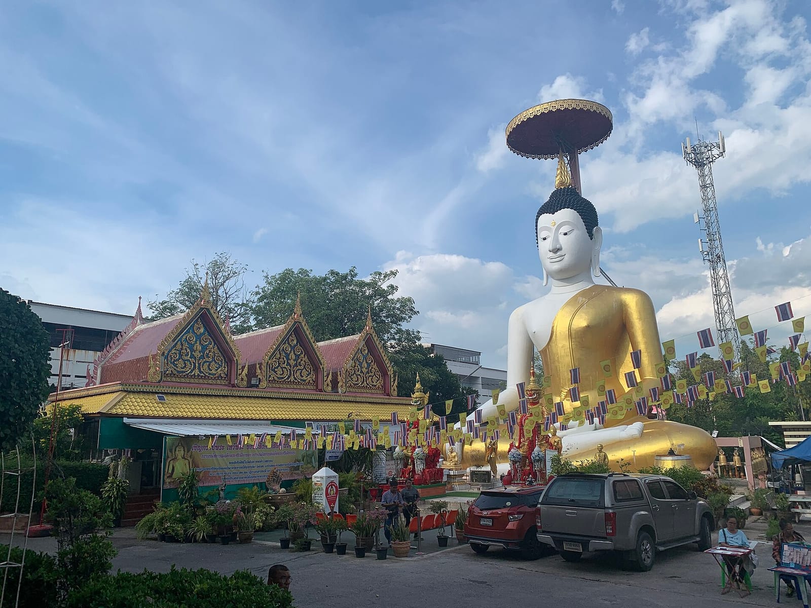 เดินเล่นเมืองอ่างทอง ตลาด วัด ริมน้ำ คาเฟ่