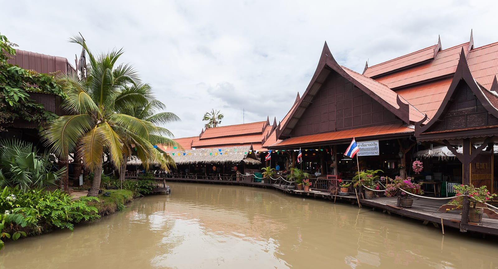 ตลาดน้ำอโยธยา ของกิน ของฝาก การแสดงย้อนยุค