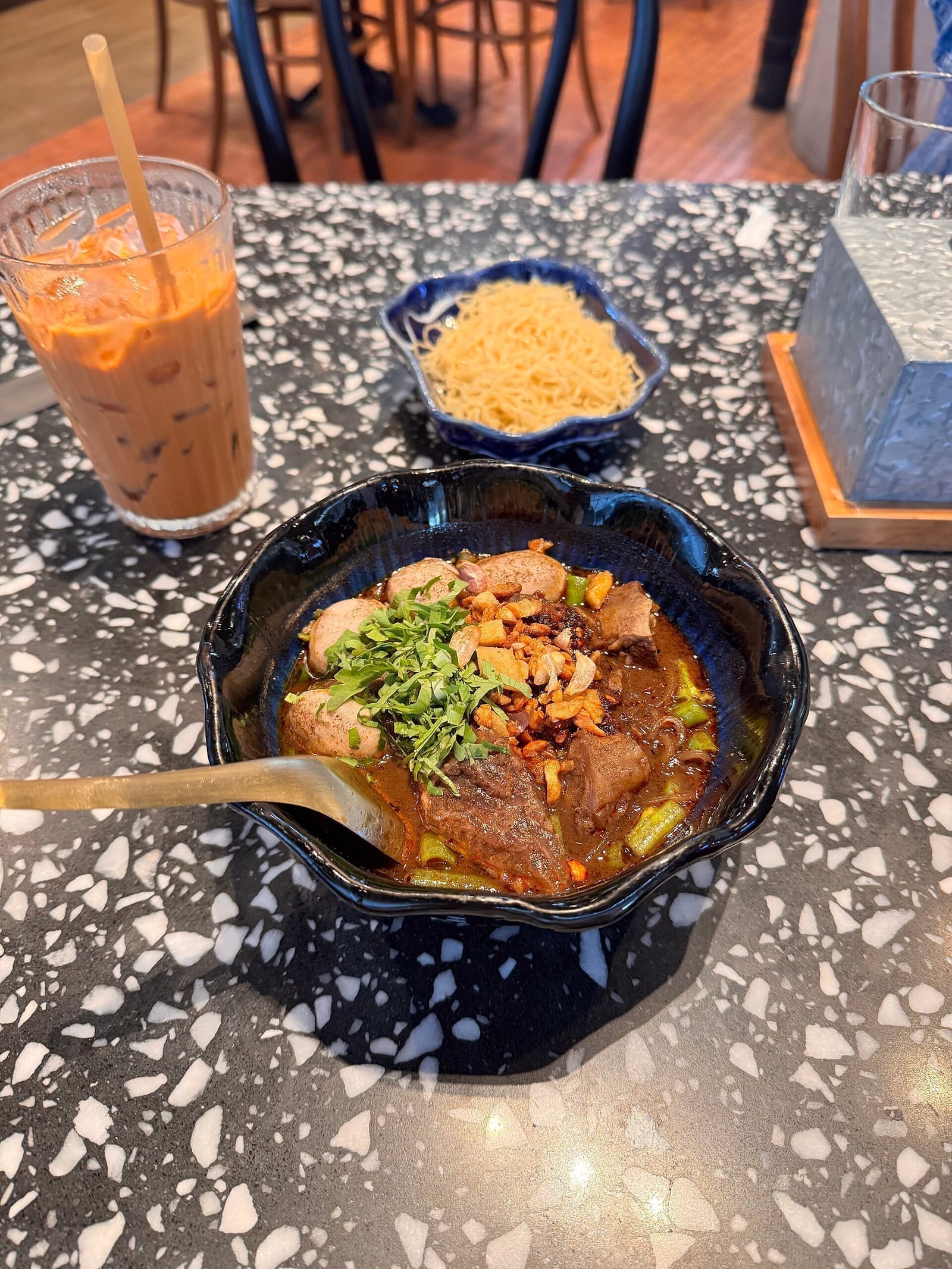 อาหารเช้าแบบคนอยุธยา ก๋วยเตี๋ยวเรือ ตลาดเช้า กาแฟ