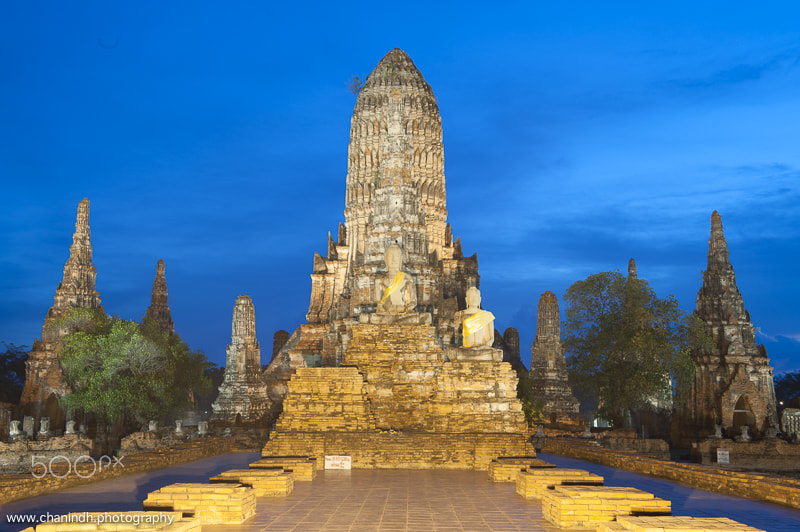 ชมวัดอยุธยายามค่ำ เปิดไฟสว่างทั้งโบราณสถาน