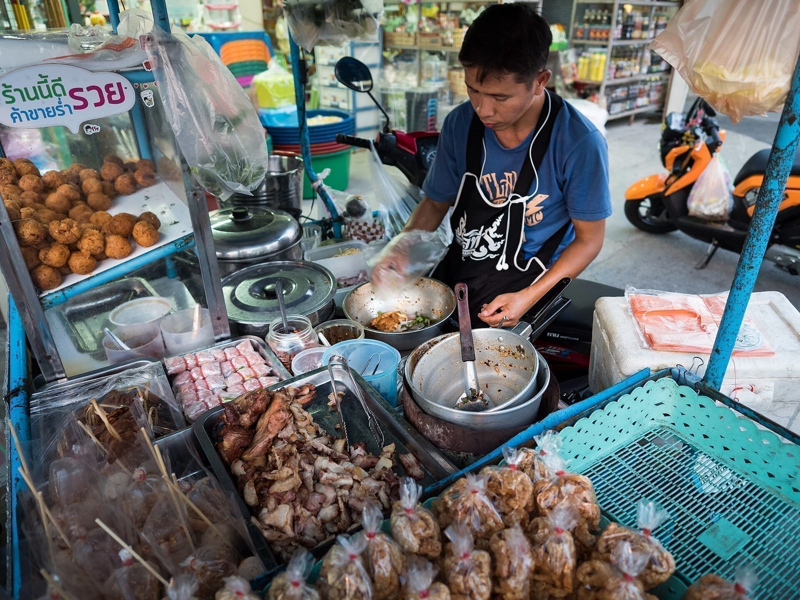 สตรีทฟู้ดอยุธยา ของทอด ขนม จานเดียวรอบเกาะเมือง