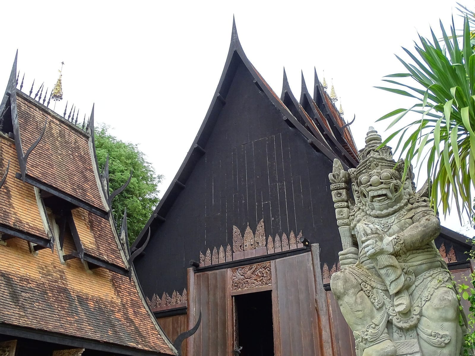 พิพิธภัณฑ์บ้านดำ งานศิลป์ อ.ถวัลย์ ดัชนี