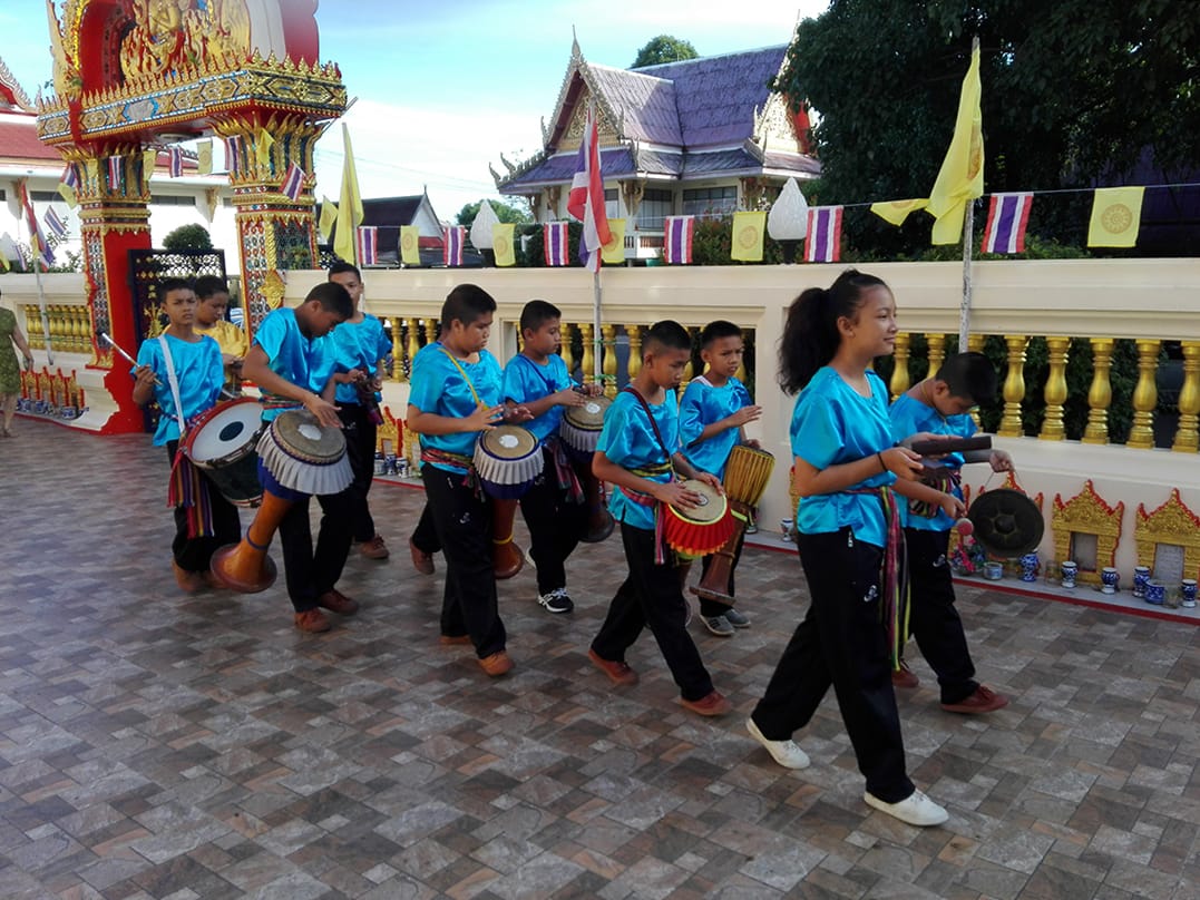 หมู่บ้านทำกลองบ้านเอกราช งานช่างริมทางที่ทำกันมาหลายชั่วอายุคน