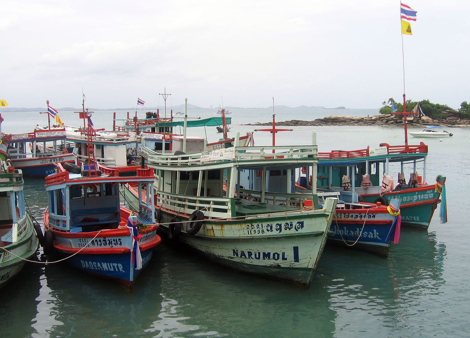 บ้านเพ ท่าเรือเกาะเสม็ด ตลาดของฝาก ของทะเลแห้ง