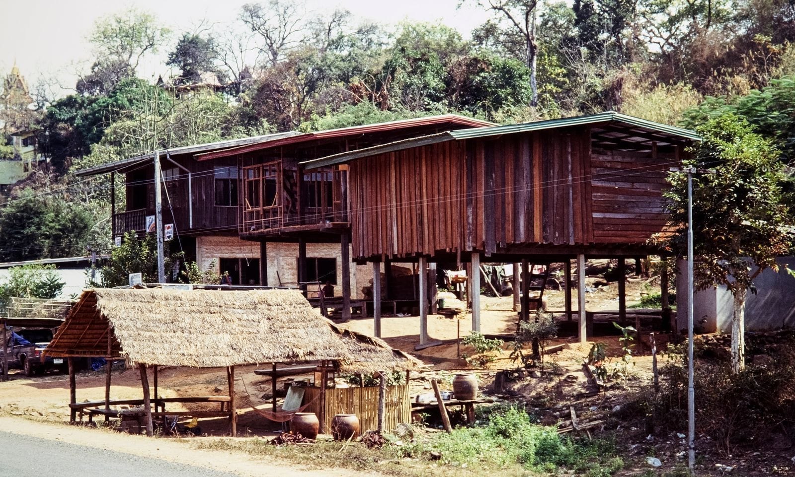 บ้านประทับใจ บ้านเสาไม้สักร้อยต้นเมืองแพร่
