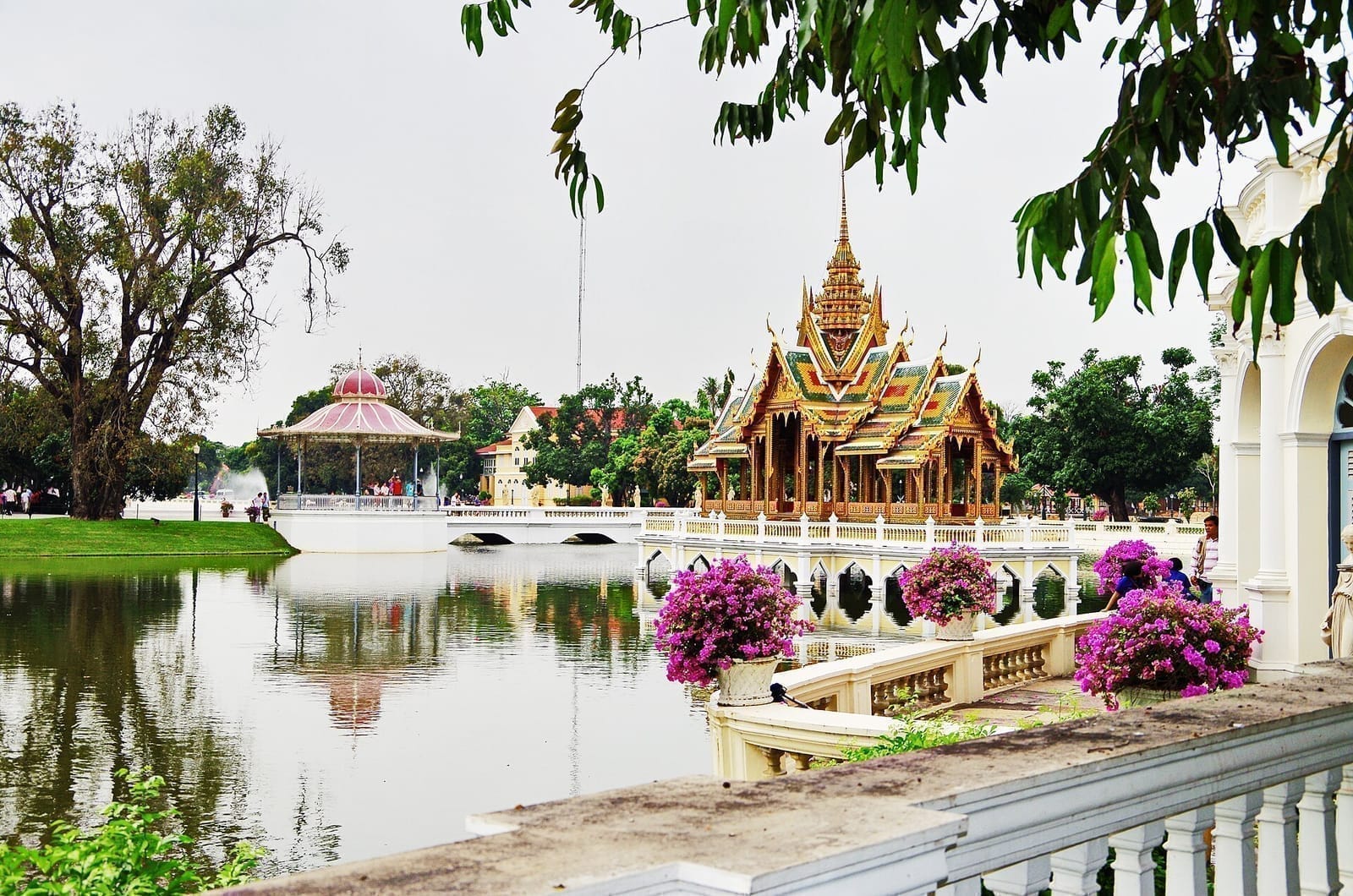 พระราชวังบางปะอิน วังฤดูร้อนกลางน้ำของอยุธยา