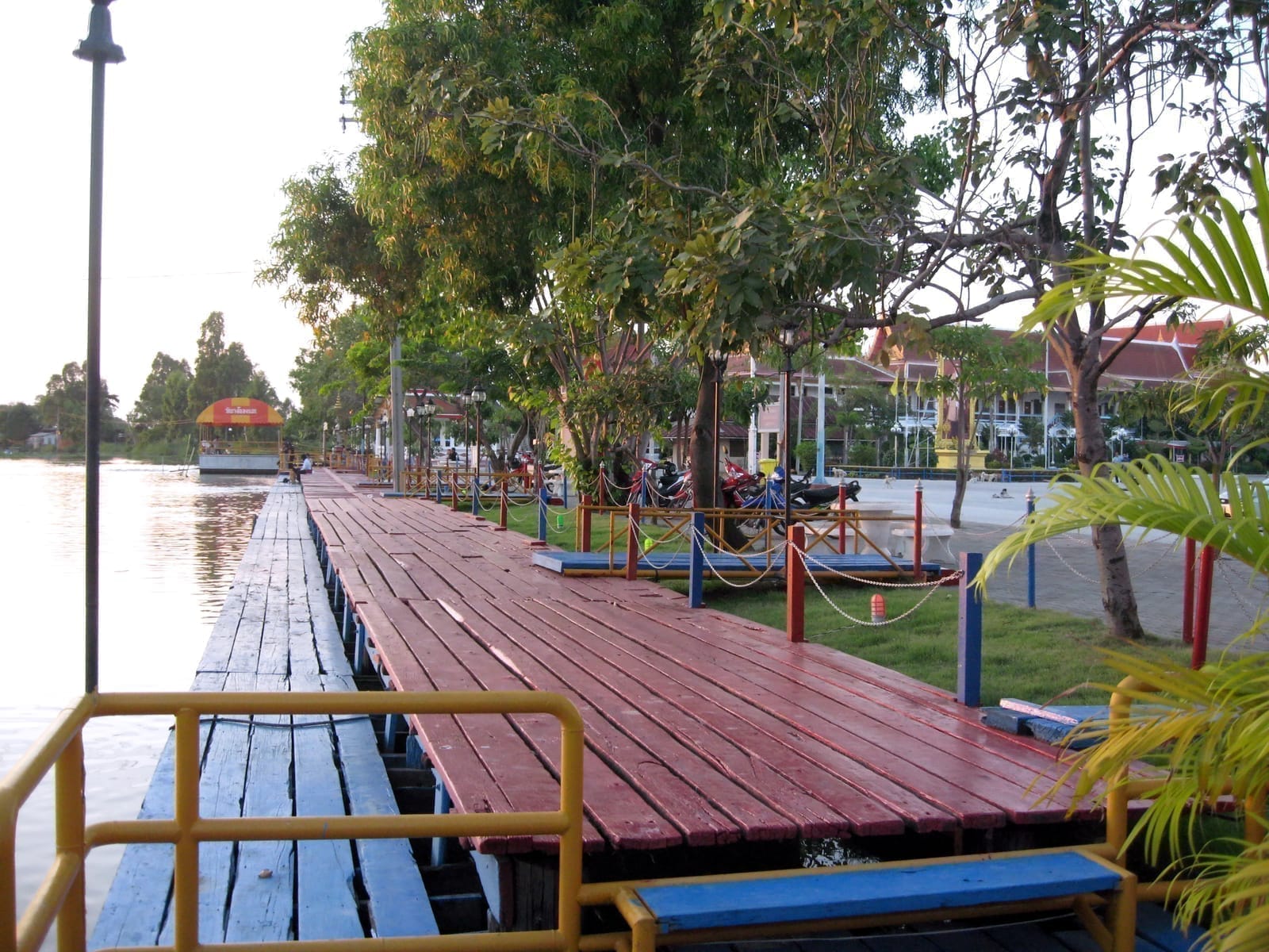 ตลาดโบราณบางพลี เรือนไม้ริมคลองสำโรง