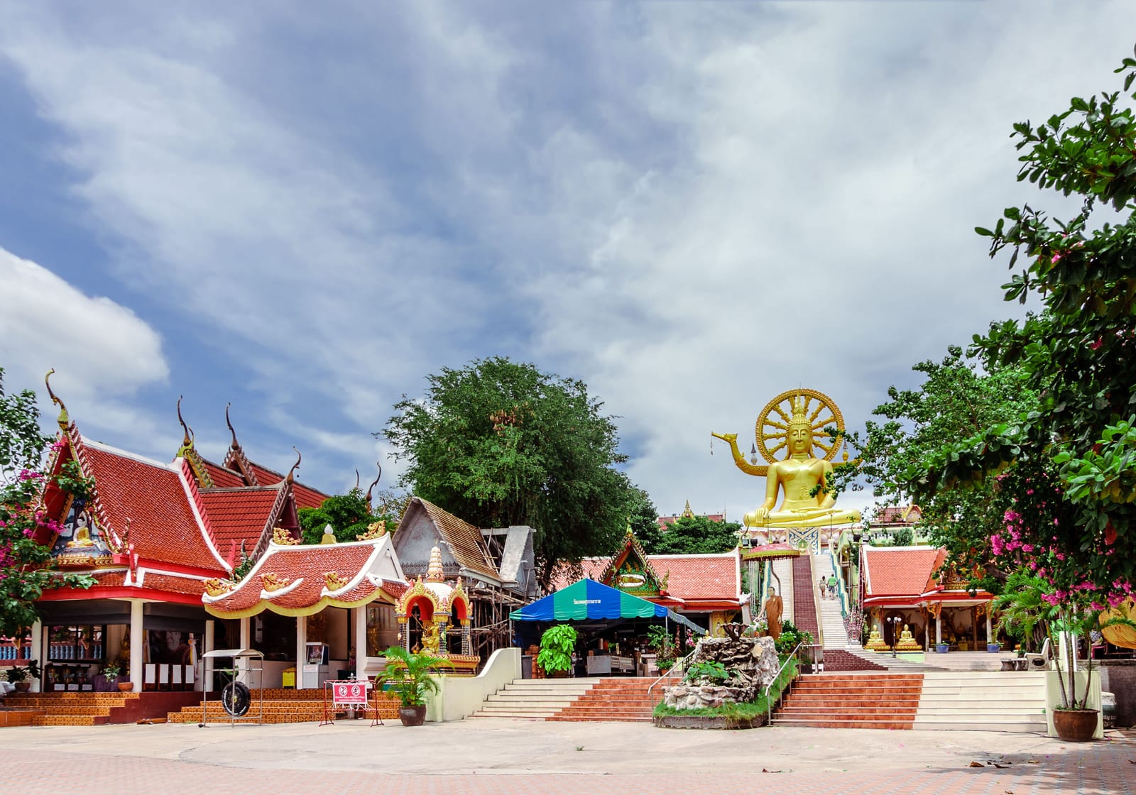 พระใหญ่ วัดพระยาย แลนด์มาร์กทองริมทะเลสมุย