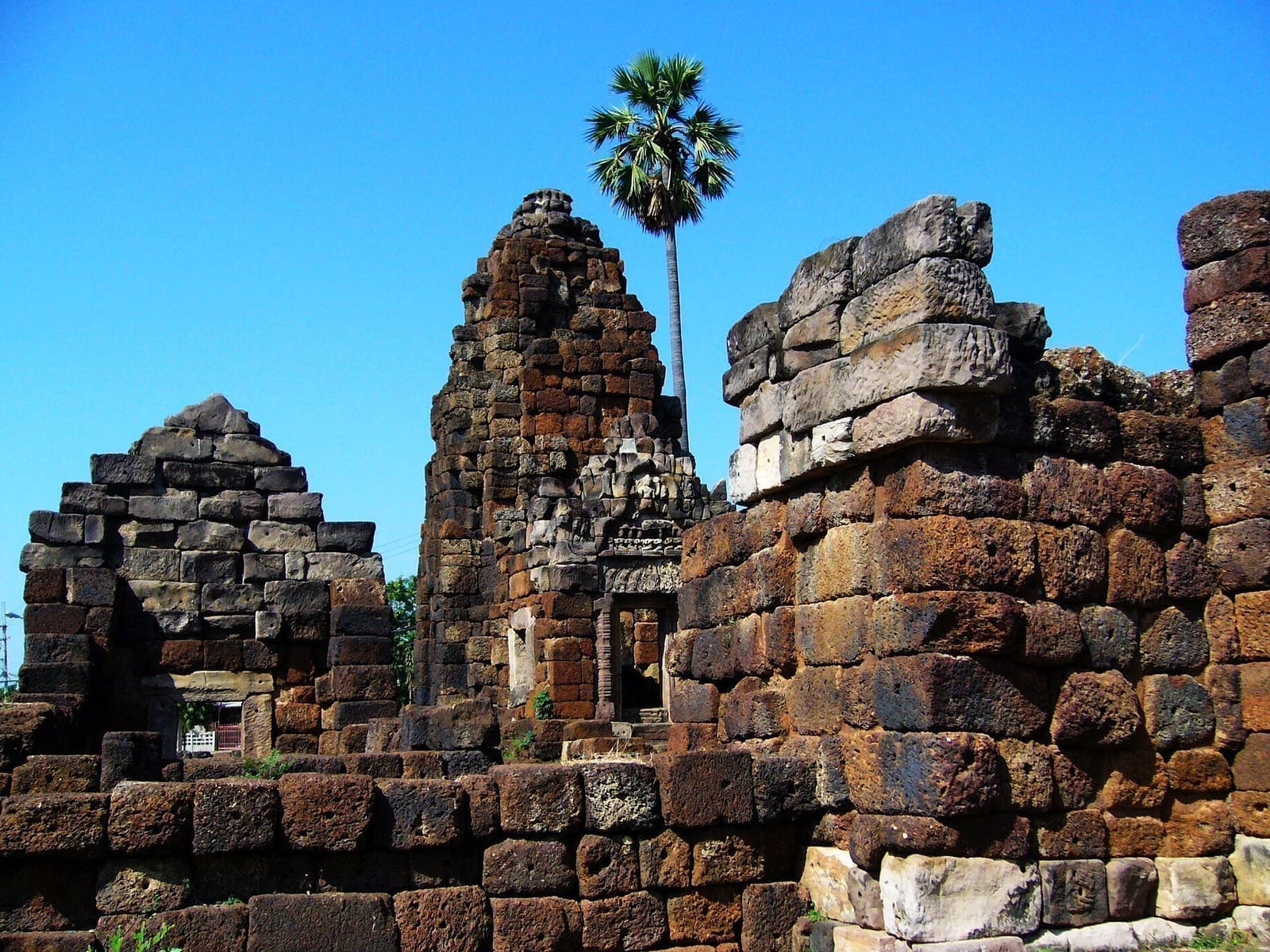 เที่ยวชัยภูมิสายวัฒนธรรม ผ้าไหม โบราณสถาน เจ้าพ่อพญาแล