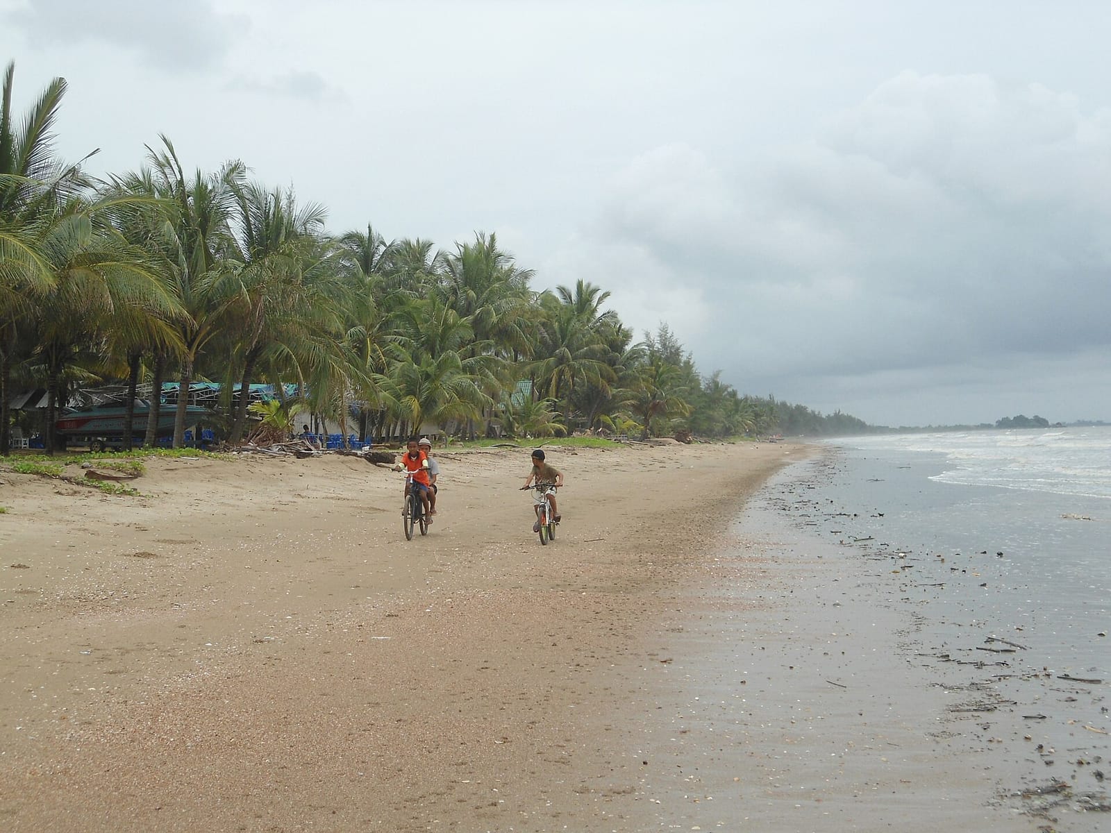 หาดเจ้าหลาว–แหลมสิงห์ ทะเลเงียบฝั่งตะวันออก