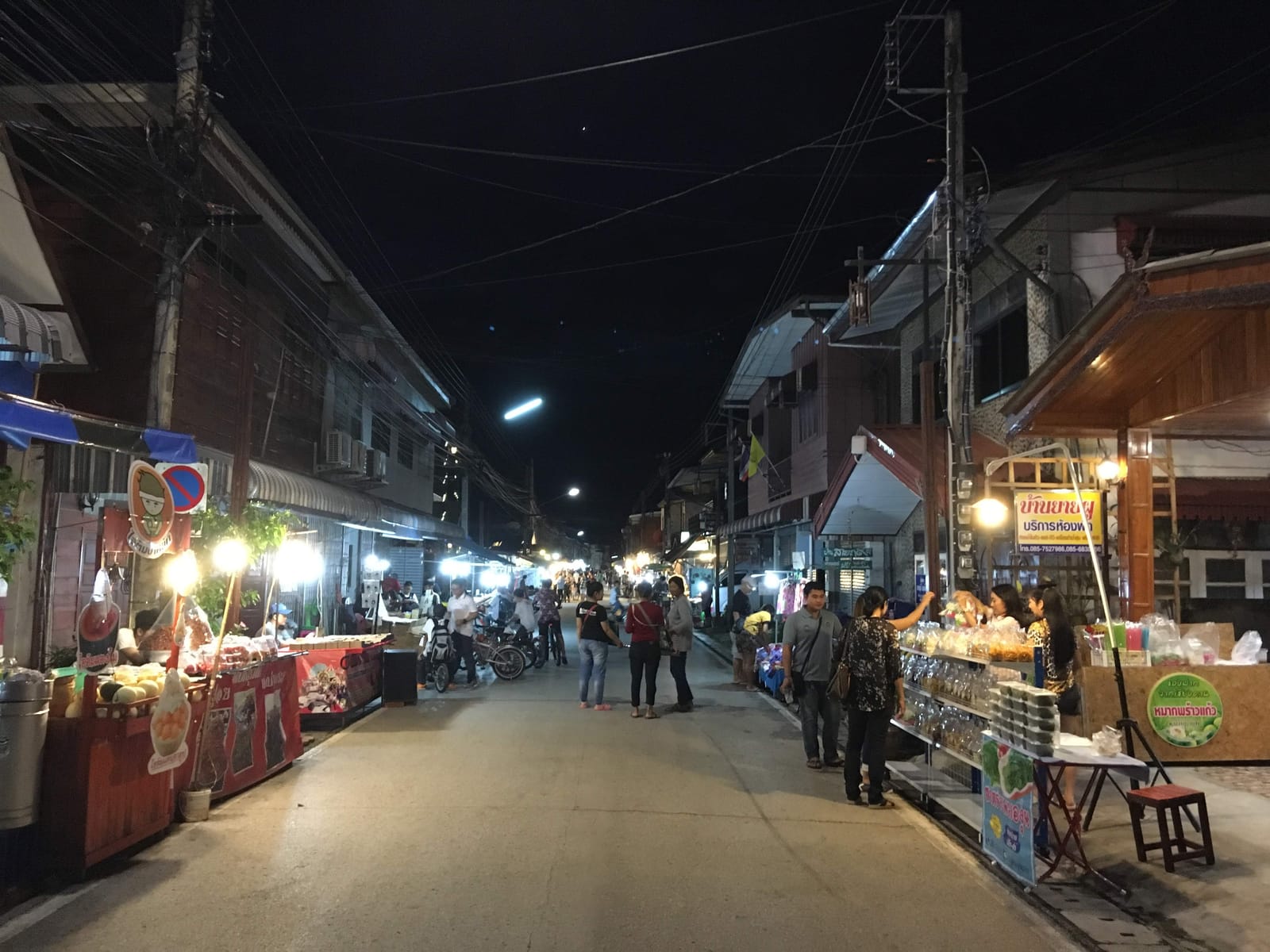 สตรีทฟู้ดถนนคนเดินเชียงคาน เดินชิมยามเย็นริมโขง