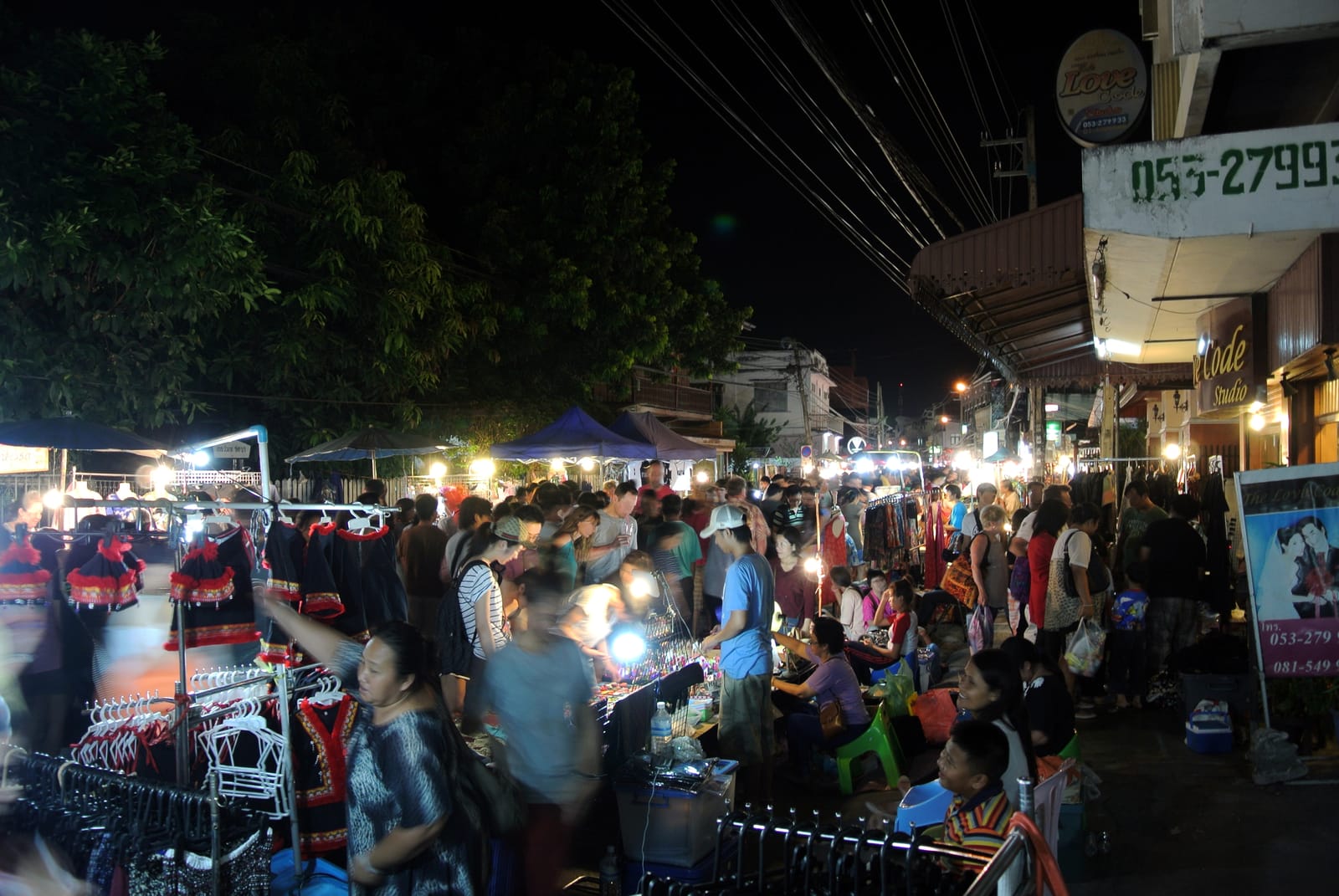 ตลาดกลางคืนเชียงใหม่ ช้อป กิน เดินเล่นยามค่ำ