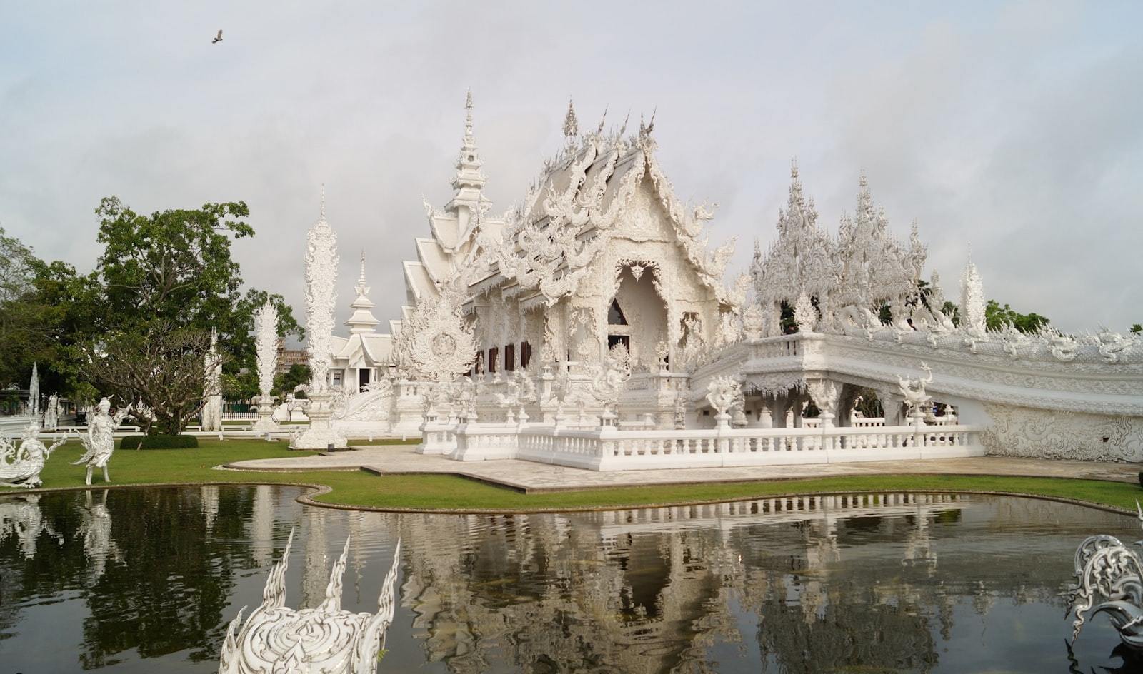 เที่ยวเชียงราย 1 วัน วัดร่องขุ่น–ร่องเสือเต้น–คาเฟ่