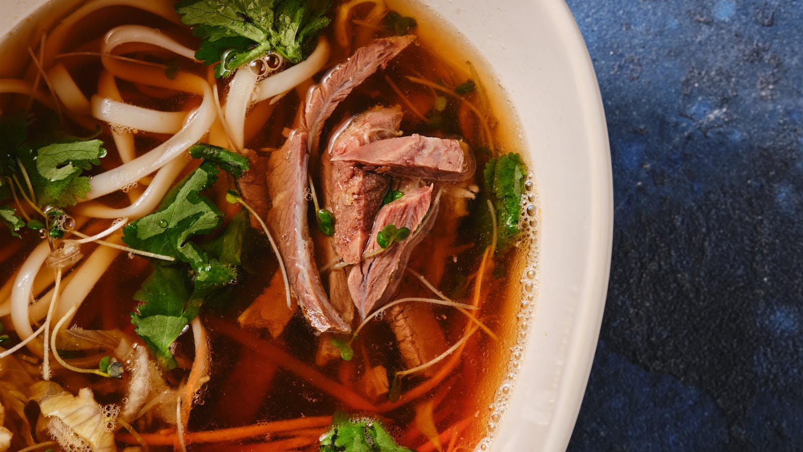 ก๋วยเตี๋ยวเนื้อเชียงราย 10 ร้านเก่าแก่ น้ำซุปเข้ม