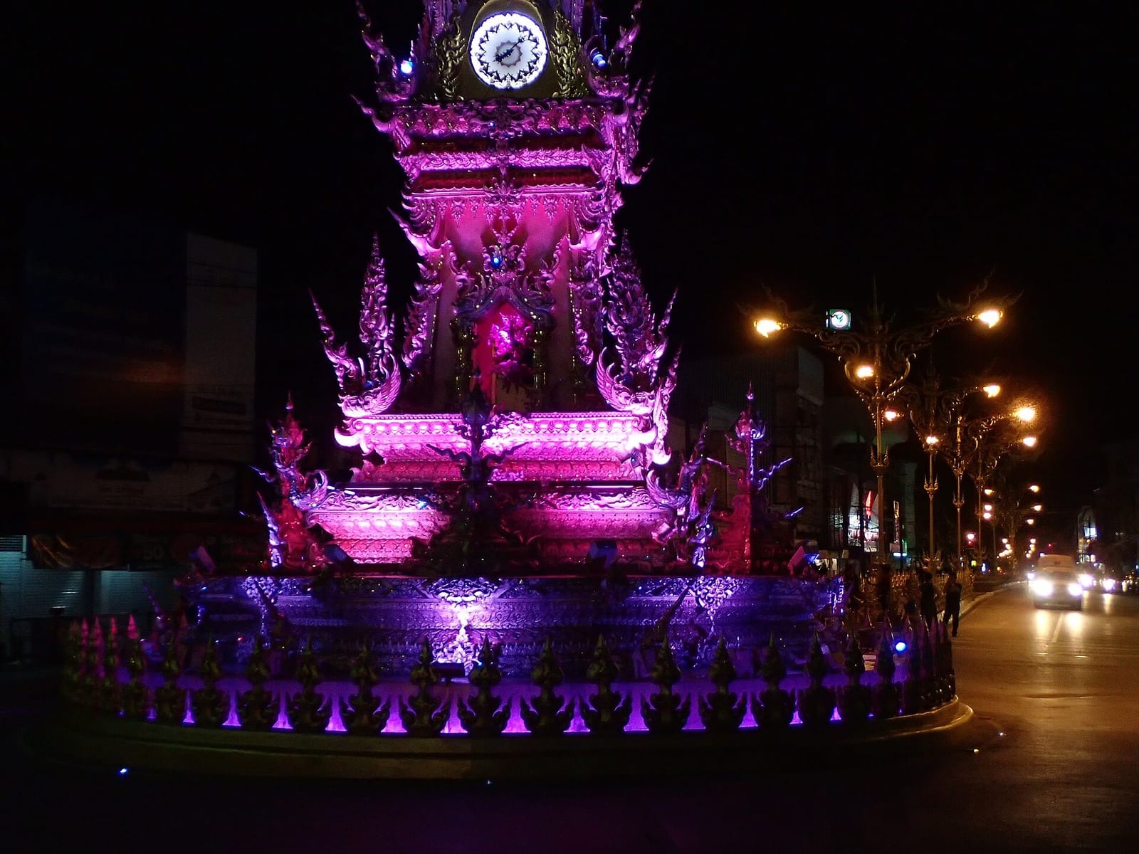 หอนาฬิกาเชียงราย โชว์ไฟทอง + เดินเล่นในเมือง