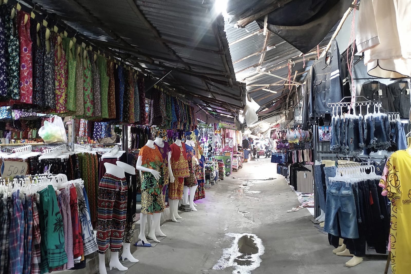 ตลาดชายแดนช่องจอม เดินซื้อของสองฝั่งไทย-กัมพูชา