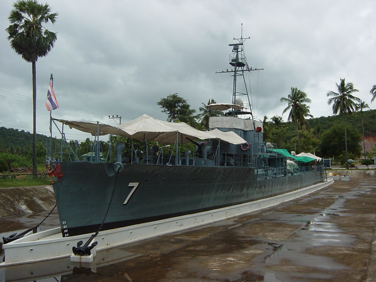 แผนเที่ยวชุมพรสายถ่ายรูป อุโมงค์ต้นไม้ · หาด · เรือรบหลวง · เขาดินสอ