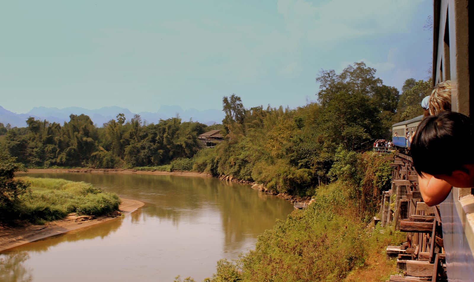 ทางรถไฟสายมรณะ + ถ้ำกระแซ นั่งรถไฟเลียบผา ริมแควน้อย