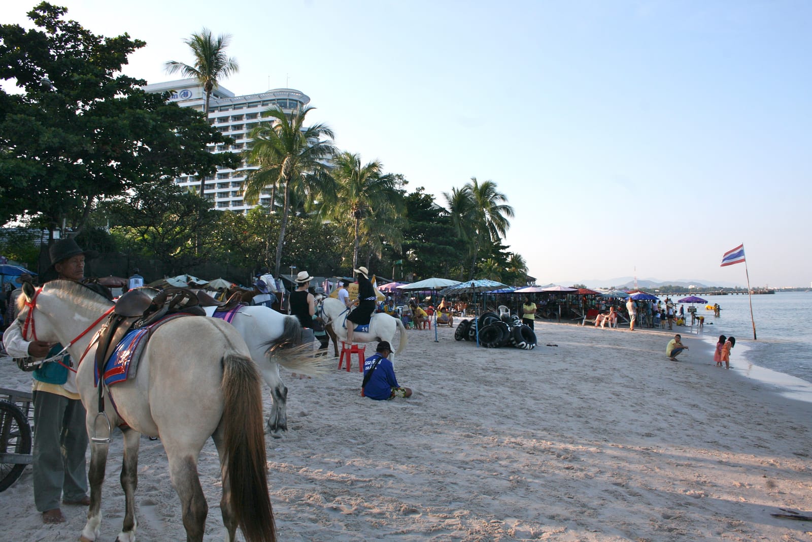 หาดหัวหิน เดินเล่น ขี่ม้า ร้านริมหาด เขาเต่า ครบในที่เดียว