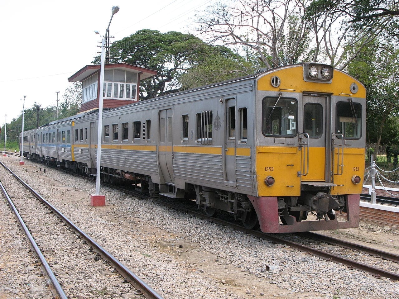 สถานีรถไฟหัวหิน สถานีไม้สีแดงคู่เมือง