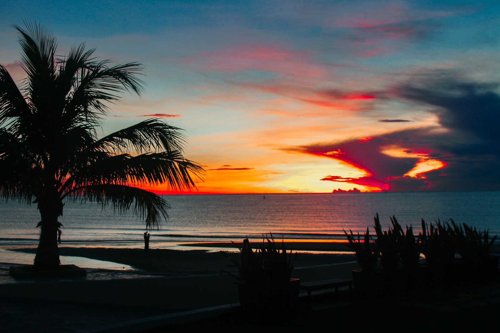 รูฟท็อปบาร์หัวหิน นั่งดื่มชมวิวเมืองยามเย็น
