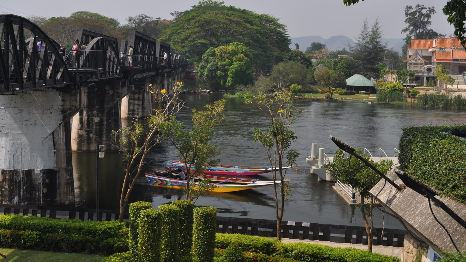 ร้านอาหารริมแม่น้ำแคว 10 ร้านบนแพ บรรยากาศติดน้ำ