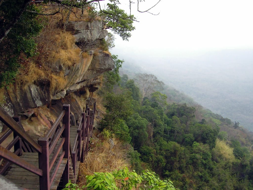 อุทยานแห่งชาติเขาพระวิหาร ผามออีแดง สถูปคู่ และเส้นทางเดินป่าชายแดน
