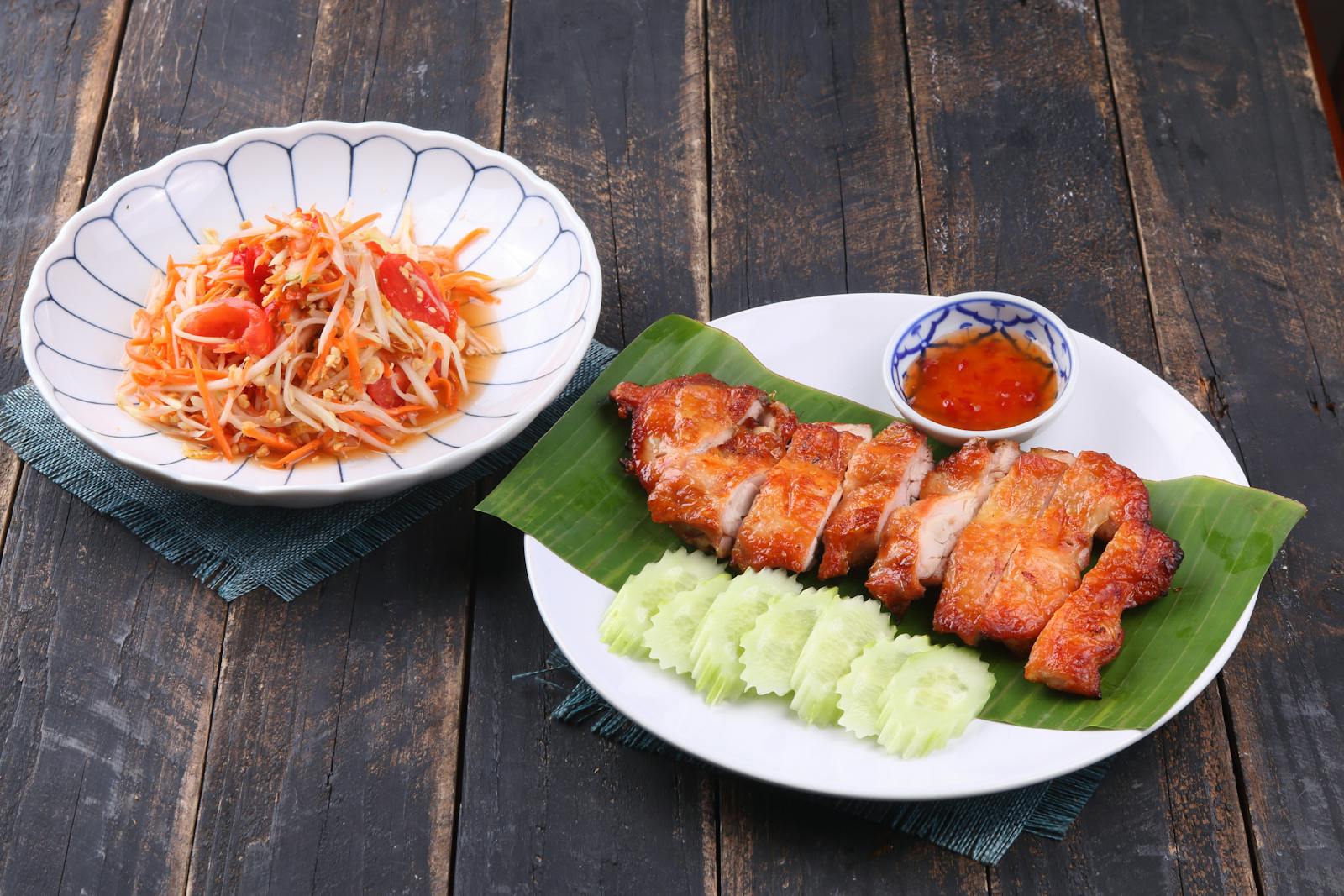 ไก่ย่างส้มตำขอนแก่น นั่งรับลมริมบึงแก่นนคร