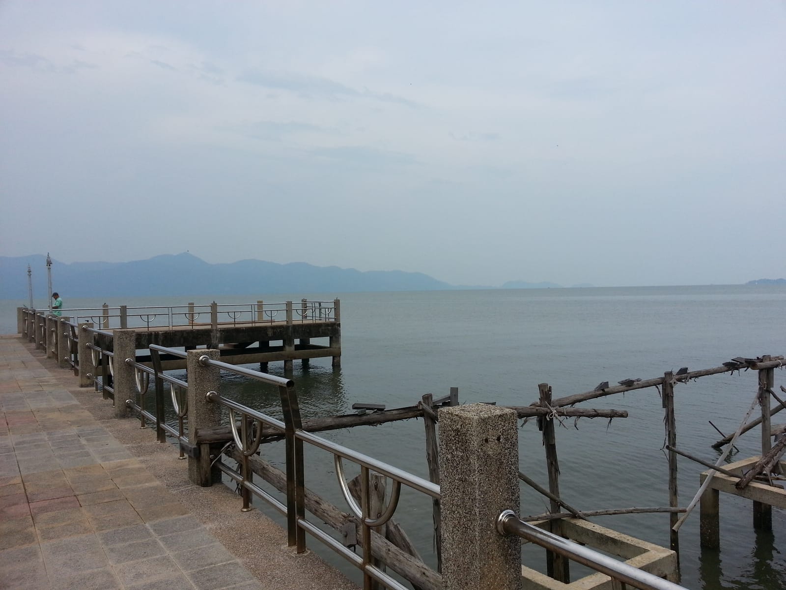 อนุสรณ์สถานยุทธนาวีเกาะช้าง พิพิธภัณฑ์รูปเรือรบริมทะเลแหลมงอบ
