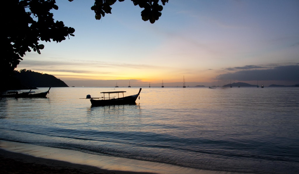 บาร์ริมหาดเกาะหลีเป๊ะ นั่งดื่มชมพระอาทิตย์ตก