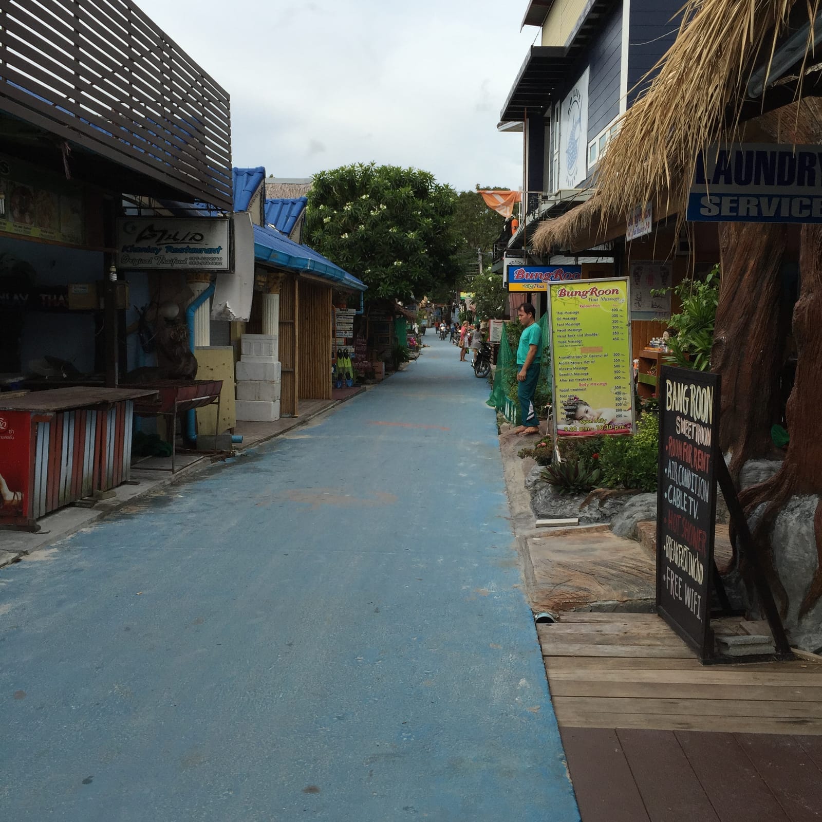 วอล์กกิ้งสตรีทเกาะหลีเป๊ะ กิน ดื่ม เดินเล่นยามค่ำ