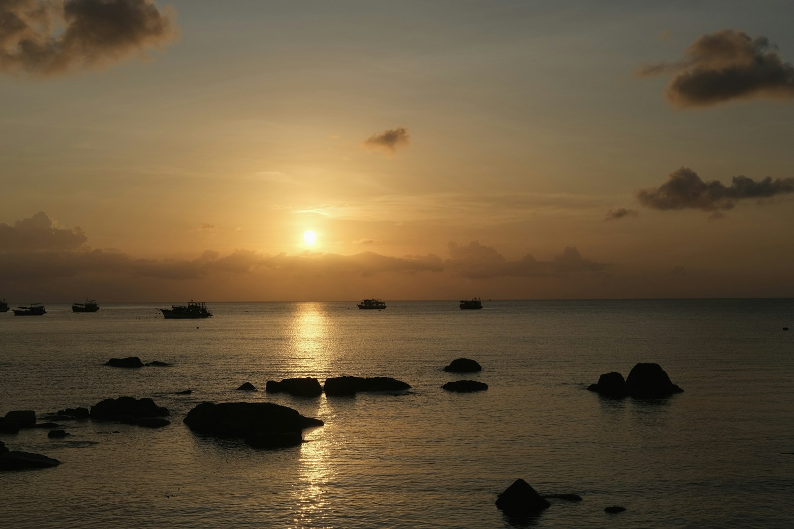 บีชบาร์เกาะพะงัน 12 บาร์ริมหาด หาดริ้นและรอบเกาะ