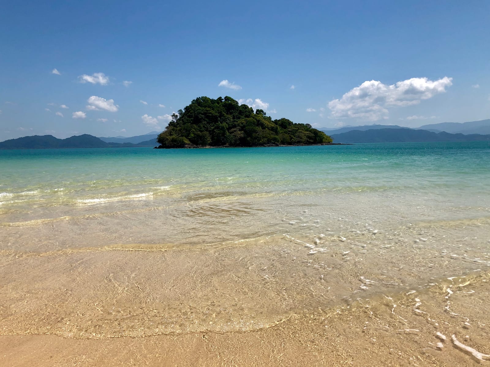 เกาะพะยาม ระนอง อ่าวใหญ่–อ่าวเขาควาย น้ำใส เกาะไม่มีรถยนต์