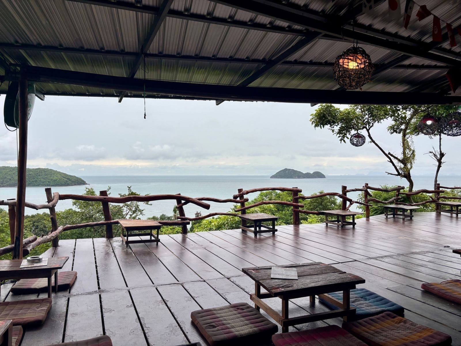 คาเฟ่กระบี่ 2026 10 ร้าน วิวเขาหินปูน ในเมือง และอ่าวนาง