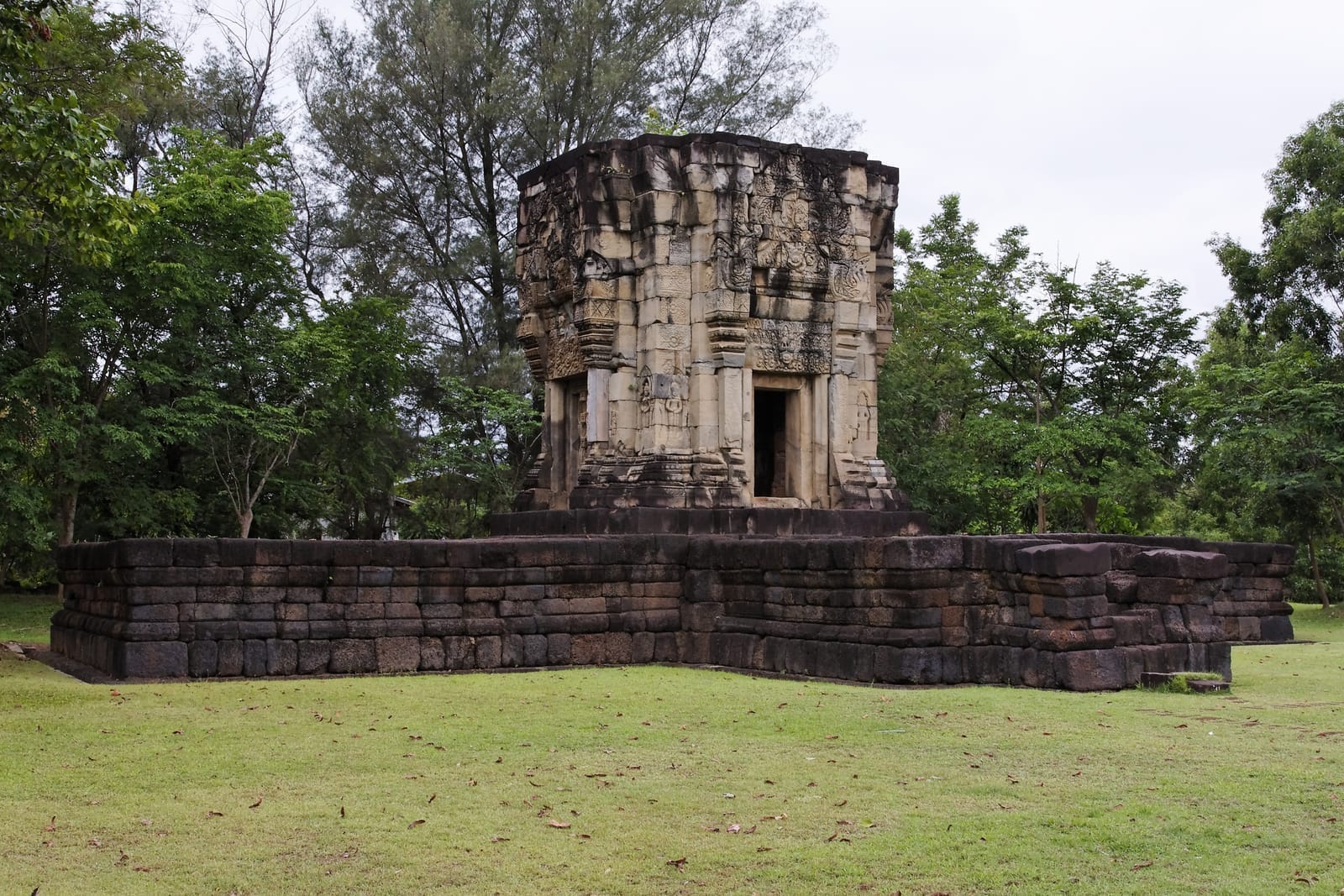 กู่สันตรัตน์ ปราสาทขอมศิลาแลง อโรคยาศาลเก่าที่นาดูน