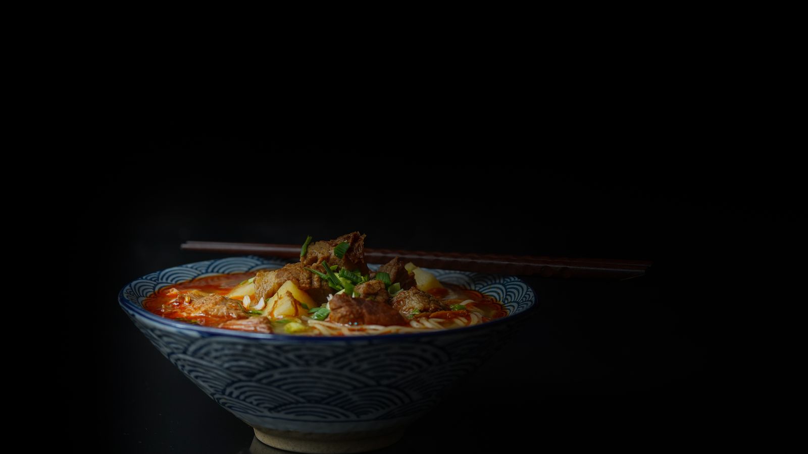 ก๋วยเตี๋ยวห้อยขาพิษณุโลก นั่งห้อยขากินริมน่าน หน้าวัดใหญ่