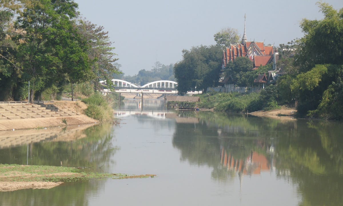 เดินเมืองเก่าลำปาง ถนนตลาดเก่า กาดกองต้า บ้านไม้ ร้านในตึกเก่า