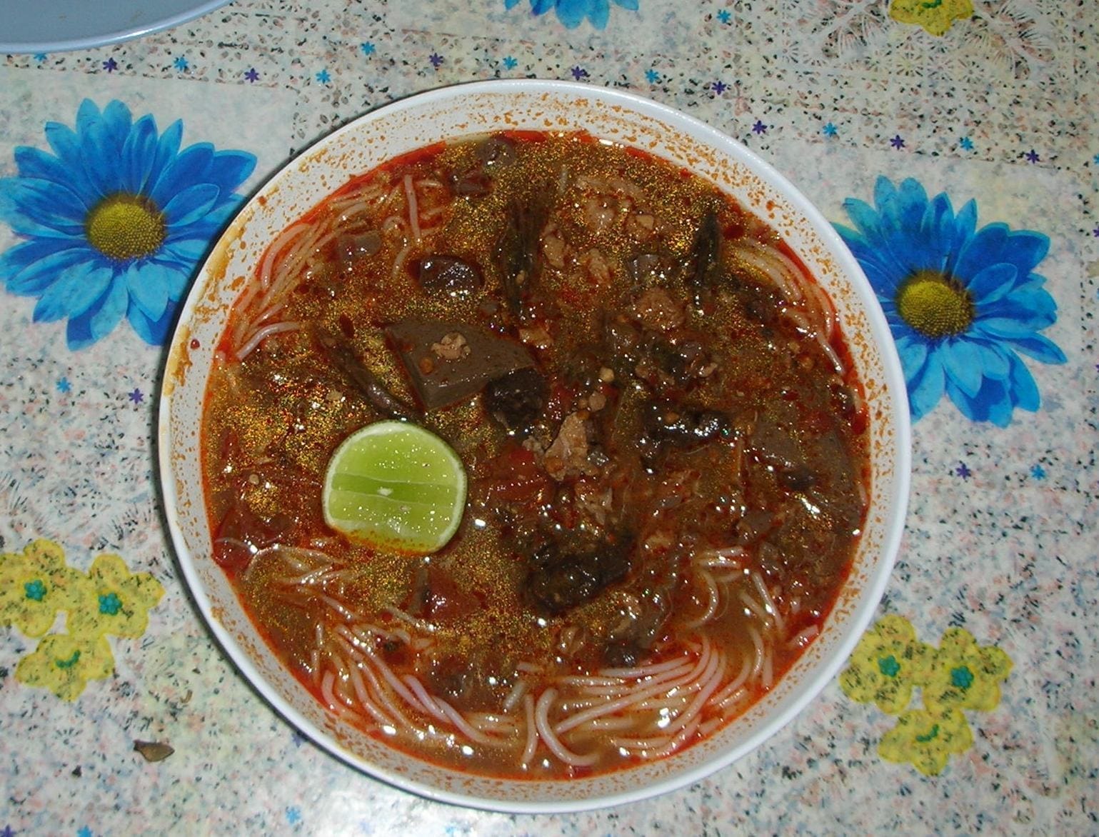 ตลาดเช้าแม่ฮ่องสอน ขนมจีนน้ำเงี้ยว ข้าวเส้น ขนมไต
