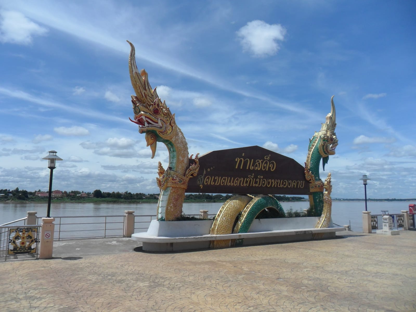 ทางเดินริมโขงหนองคาย + ลานพญานาค จุดถ่ายรูป นั่งรับลมเย็น มองฝั่งลาว