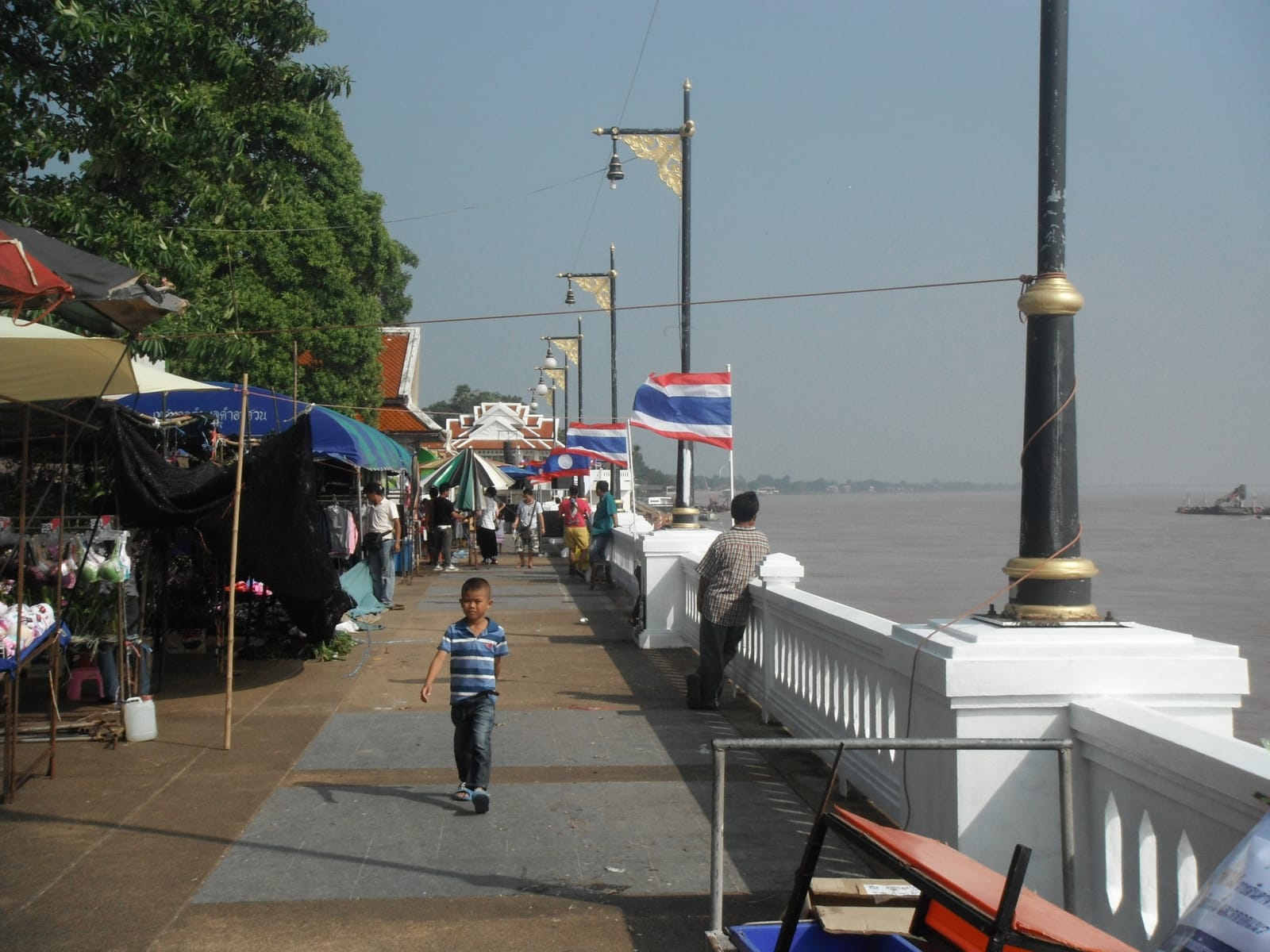 ตลาดเย็นและสตรีทฟู้ดมุกดาหาร เดินกินอีสาน–เวียดนามยามค่ำ
