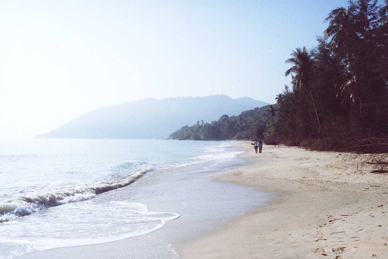 แผนเที่ยวขนอมสายทะเล โลมาสีชมพู เขาพลายดำ หาดเงียบ