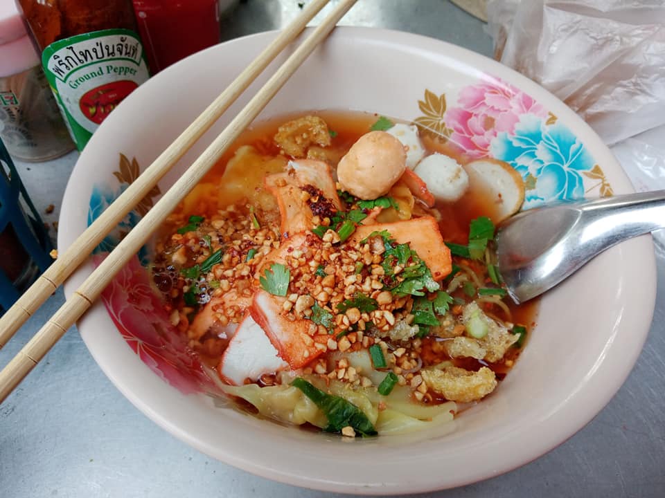 อาหารเช้าแบบคนนครนายก ก๋วยเตี๋ยว ข้าวต้ม กาแฟ ก่อนขึ้นน้ำตก