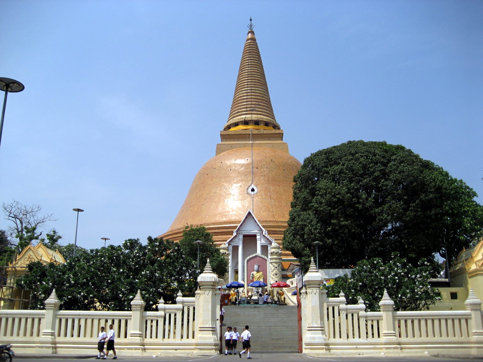 นครปฐม–กรุงเทพ เดย์ทริปไหว้พระ + กินของอร่อย