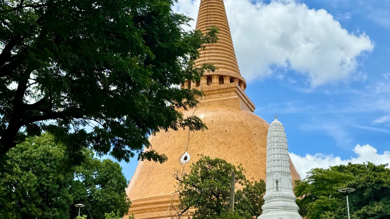 การเดินทางในนครปฐม รถไฟ รถตู้ เช่ารถ ครบในที่เดียว