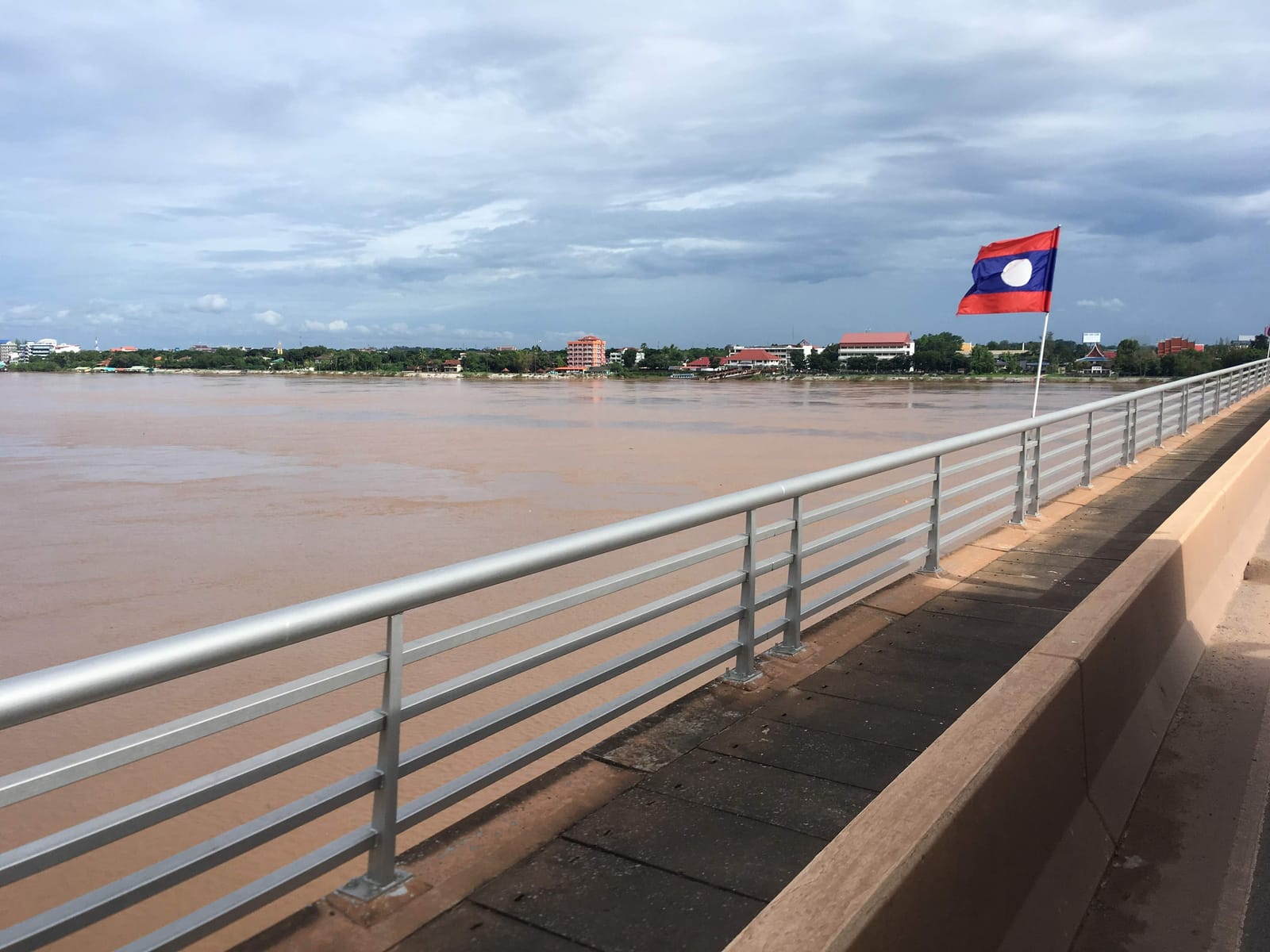 ข้ามแดนหนองคายไปเวียงจันทน์ ไปเช้าเย็นกลับ ผ่านสะพานมิตรภาพ