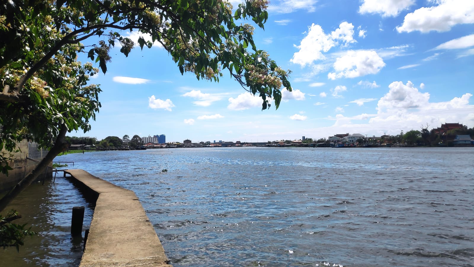 ร้านอาหารริมน้ำนนทบุรี นั่งชมเรือยามเย็น