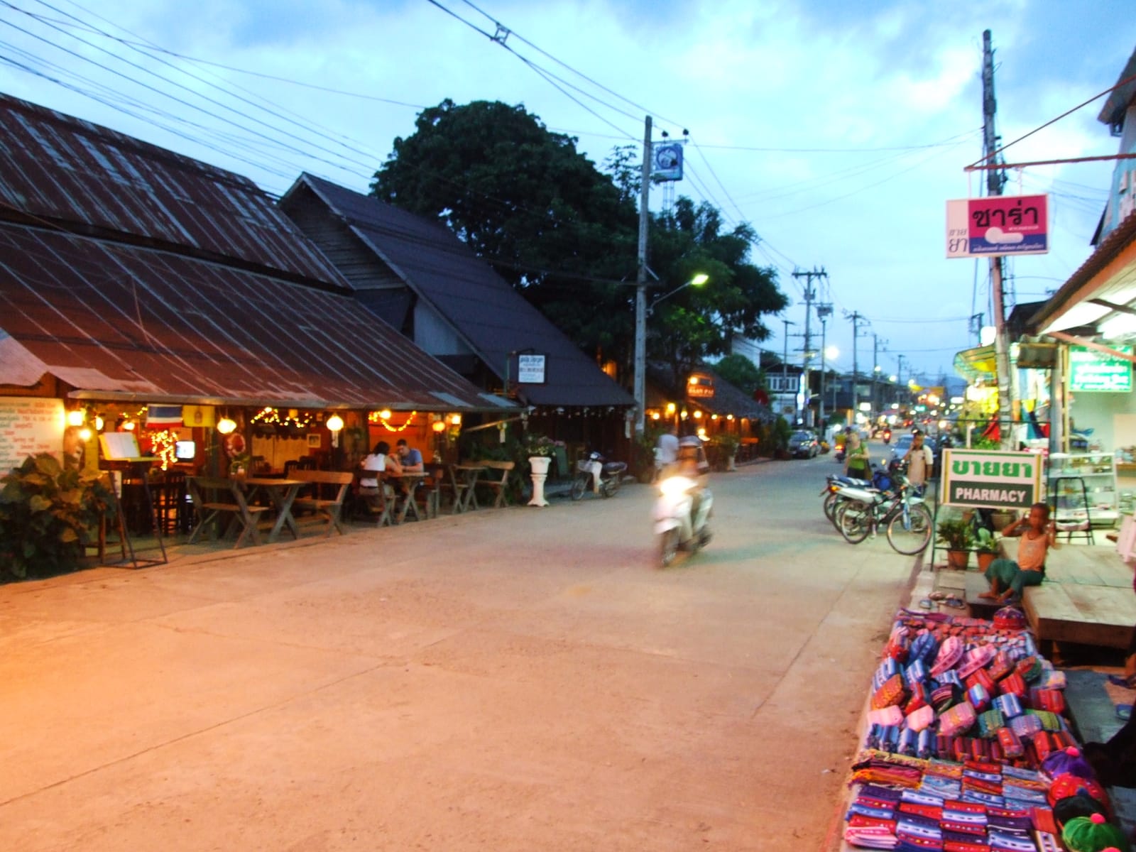 ถนนคนเดินปายตอนเย็น เดินชิมของกิน · สตรีทฟู้ด · ของหวาน
